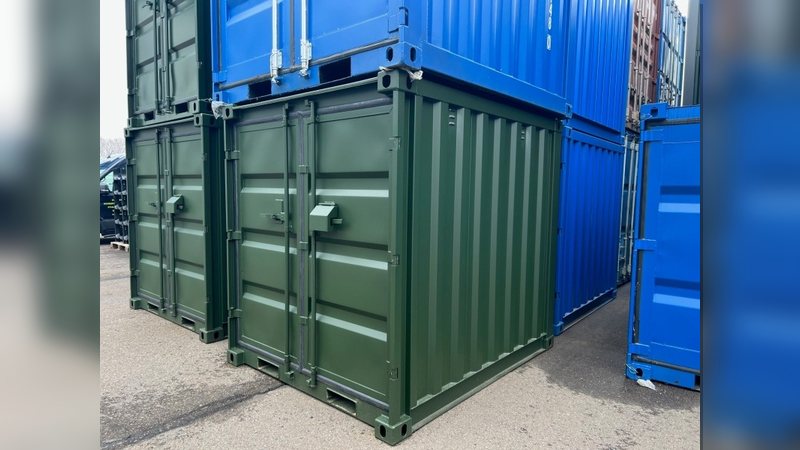 Opslagcontainer grijs op bedrijventerrein voor buitenopslag