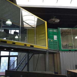 Containers aangepast als trendy kantoor