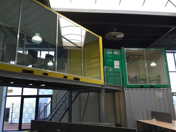 Containers aangepast als trendy kantoor